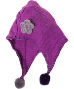Adorable bonnet en laine mauve a pompoms par Melton