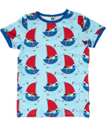 SmÃ¥folk light blue t-shirt with fun red sailboats